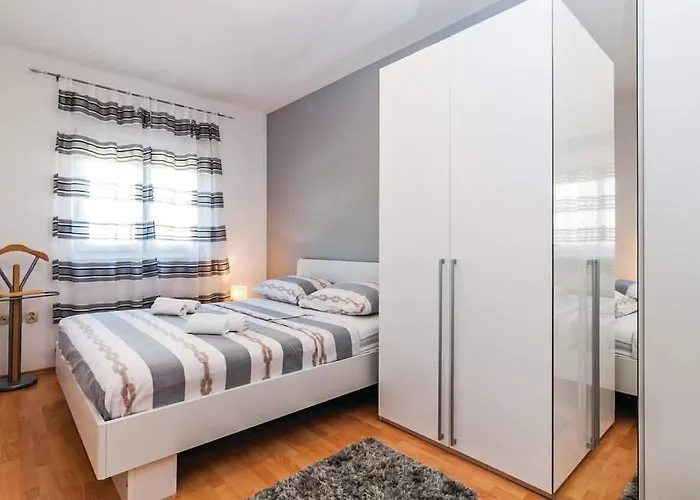 Home Holiday Petrcane