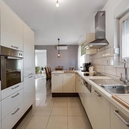 בית נופש Home Holiday Petrcane פטרצ'אנה