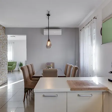 Casa de Férias Home Holiday Petrcane Petrcane