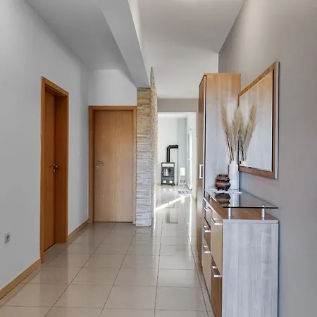 בית נופש Home Holiday Petrcane פטרצ'אנה