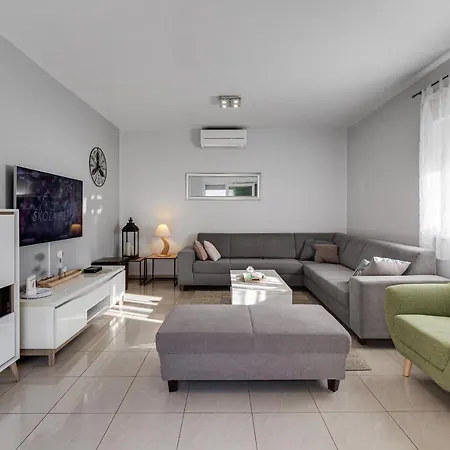Home Holiday Petrcane בית נופש