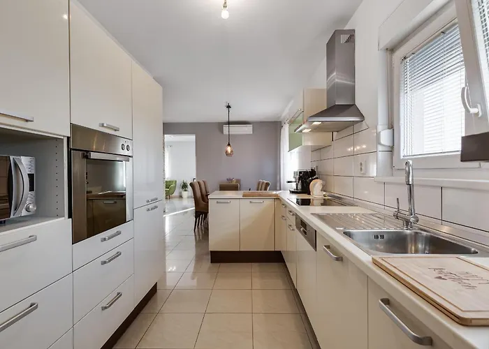 בית נופש Home Holiday Petrcane פטרצ'אנה
