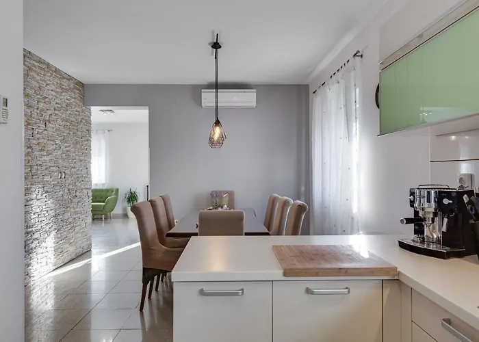 בית נופש Home Holiday Petrcane פטרצ'אנה