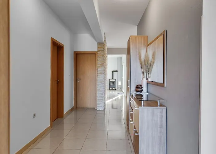 בית נופש Home Holiday Petrcane פטרצ'אנה