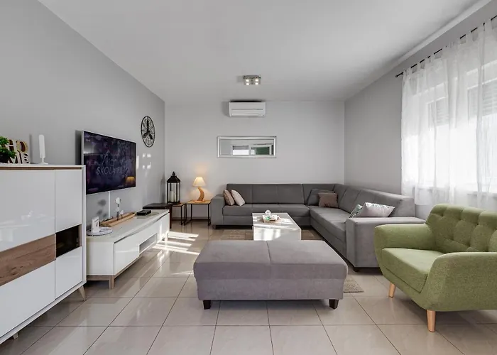 Home Holiday Petrcane בית נופש